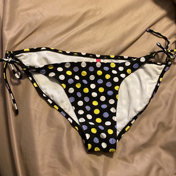 Very cute bikini! - Picture 4 of 7